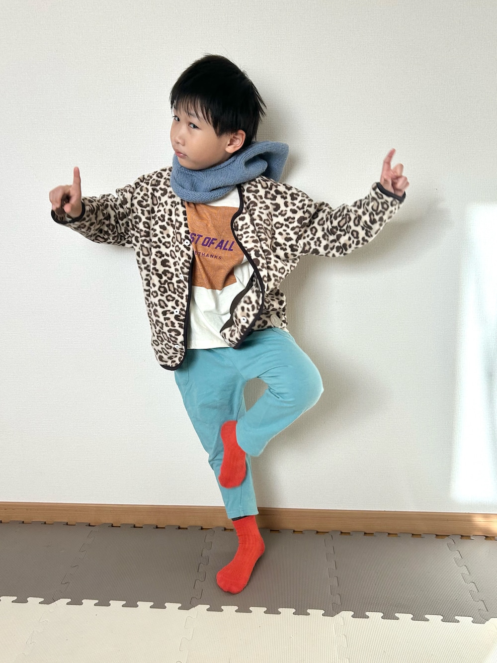 ホワイト系のTシャツ/カットソー、ベージュ系のカーディガン/ボレロ、ブルー系のその他パンツを着用したキッズの秋コーディネートの3枚目の写真