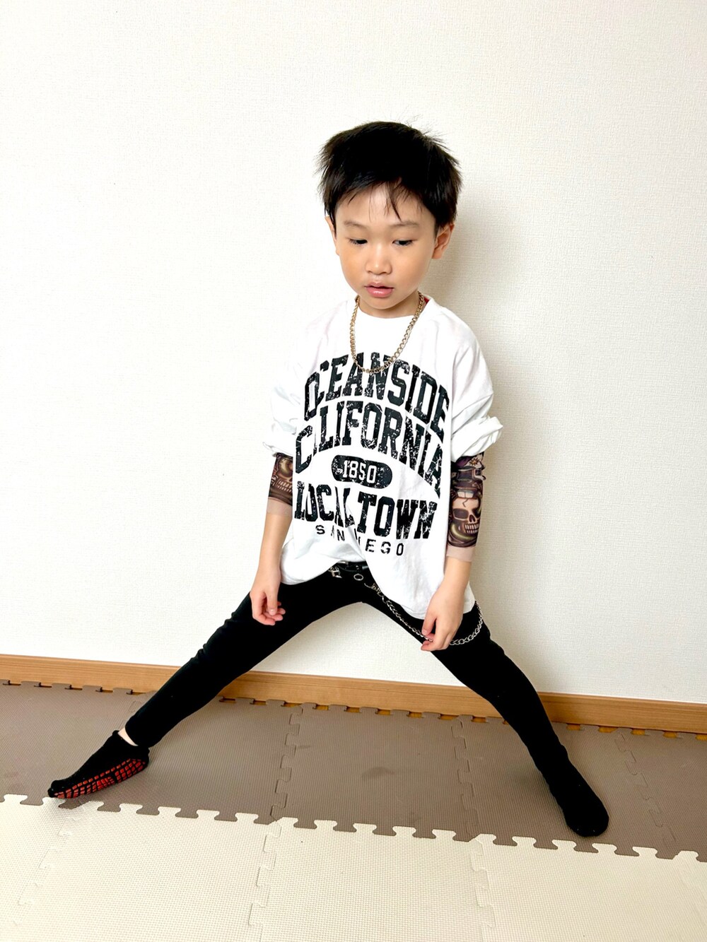 ホワイト系のTシャツ/カットソー、レッド系のTシャツ/カットソー、シルバー系のキーケース/キーアクセサリーを着用したキッズの春コーディネートの4枚目の写真