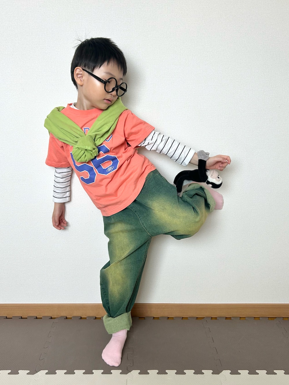 イエロー系のデニムパンツ、ホワイト系のTシャツ/カットソー、オレンジ系のTシャツ/カットソーを着用したキッズの春コーディネートの3枚目の写真