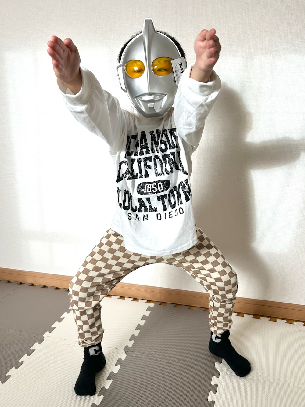 ブラウン系のその他パンツ、ホワイト系のTシャツ/カットソー、ブラウン系のサングラスを着用したキッズの秋コーディネートの5枚目の写真