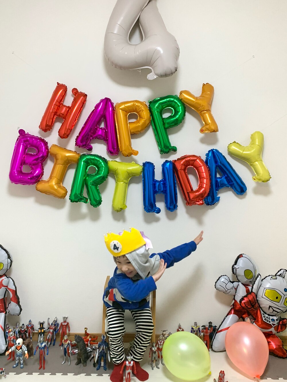 ブルー系のパーカー、ホワイト系のパンツ、その他のその他を着用したキッズの冬コーディネートの2枚目の写真