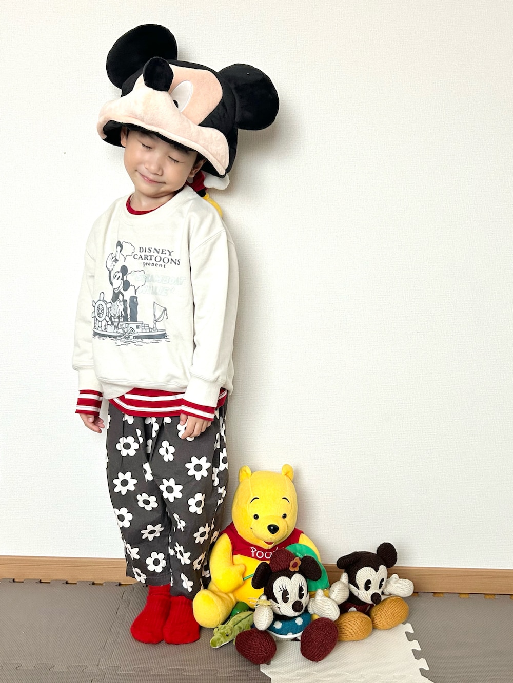 レッド系のTシャツ/カットソー、ホワイト系のスウェット、ブラック系のその他パンツを着用したキッズの秋コーディネートの2枚目の写真