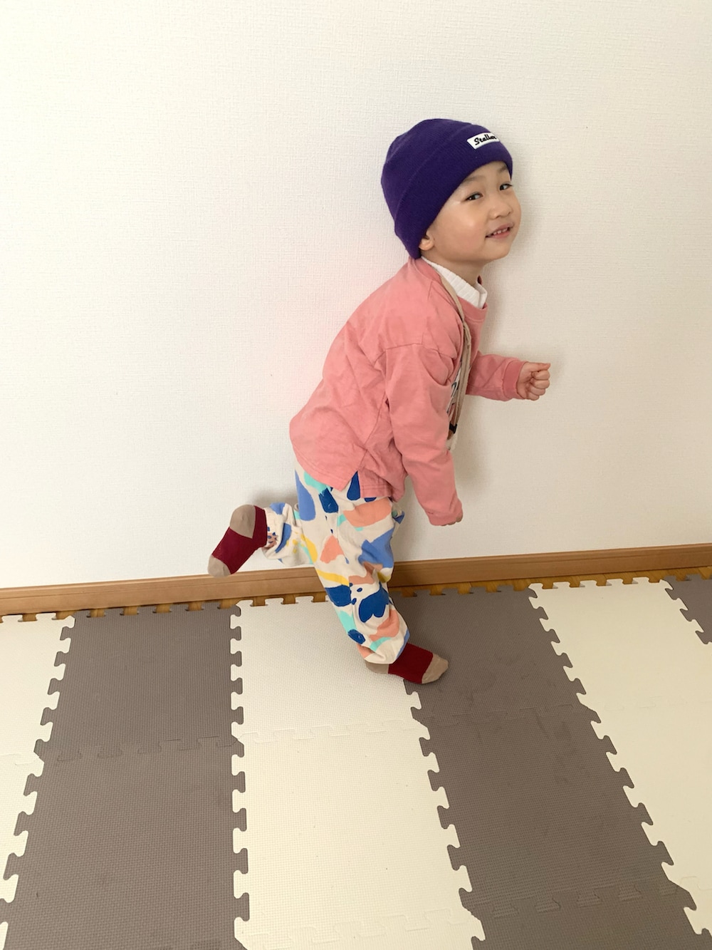 ピンク系のTシャツ/カットソー、その他のスウェットパンツ、ホワイト系のショルダーバッグを着用したキッズの冬コーディネートの4枚目の写真