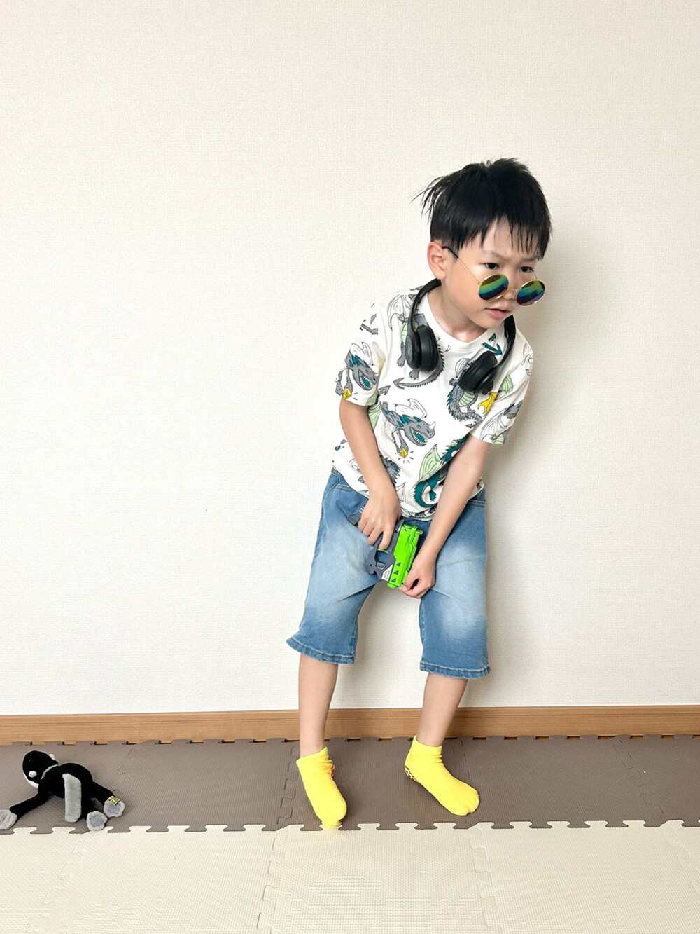 ブルー系のデニムパンツ、ホワイト系のTシャツ/カットソー、その他のソックス/靴下を着用したキッズの夏コーディネートの3枚目の写真