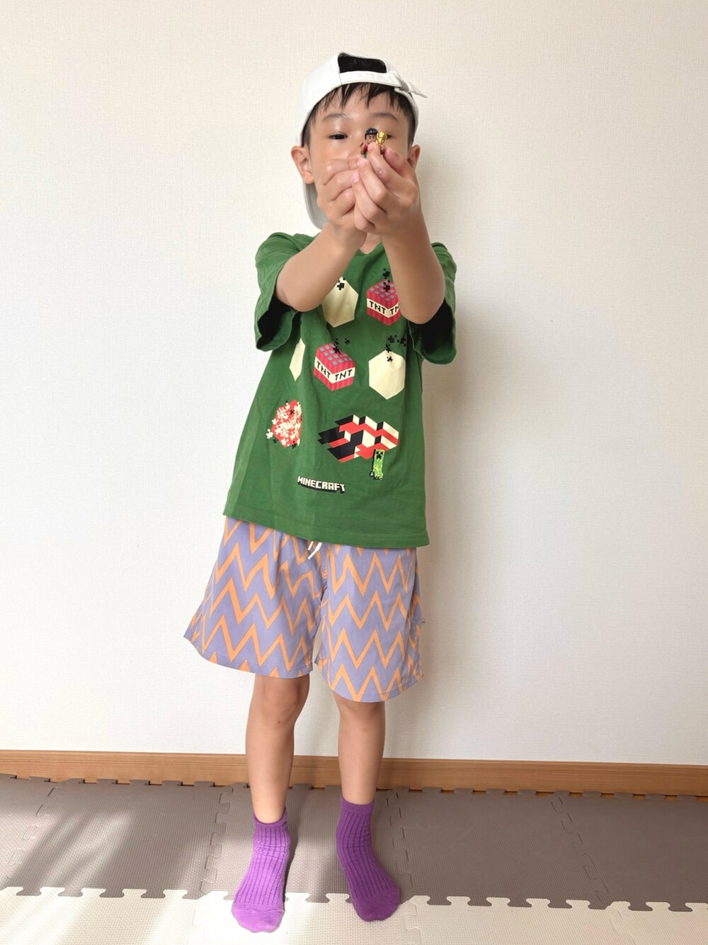 パープル系のその他パンツ、グリーン系のTシャツ/カットソー、レッド系のおもちゃを着用したキッズの夏コーディネートの3枚目の写真