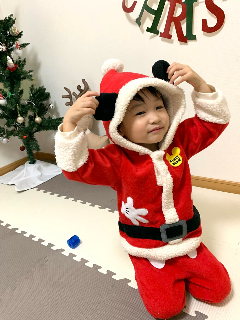 レッド系のその他トップス、レッド系のその他パンツを着用したキッズの冬コーディネートの2枚目の写真