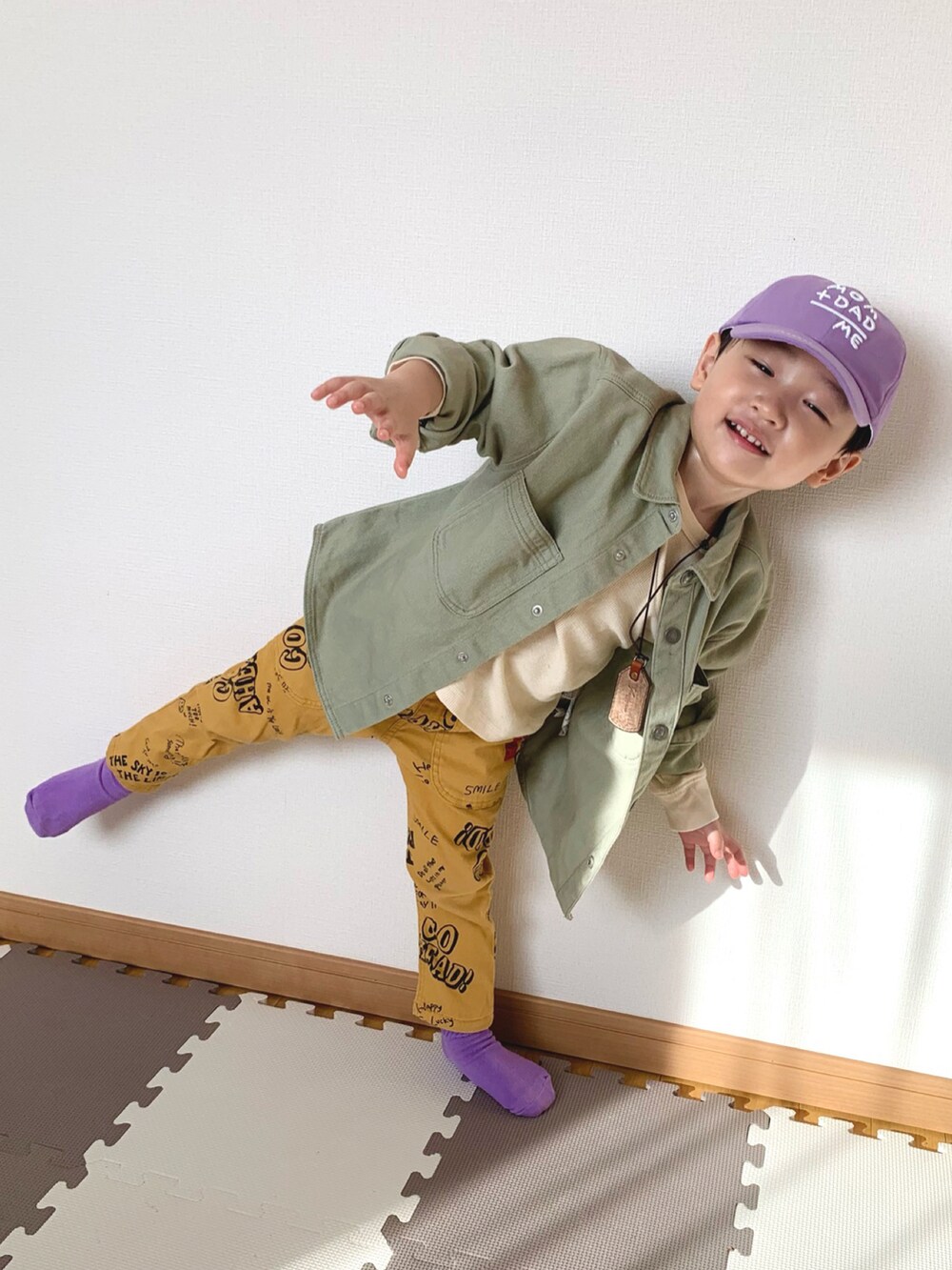 グリーン系のジャケット/アウター、イエロー系のその他パンツ、ホワイト系のTシャツ/カットソーを着用したキッズの春コーディネートの3枚目の写真