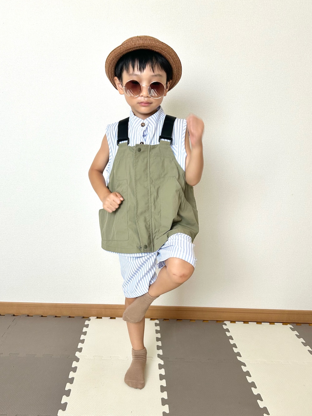 グリーン系のダウンベスト、ブルー系のシャツ/ブラウス、ブルー系のその他パンツを着用したキッズの夏コーディネートの4枚目の写真