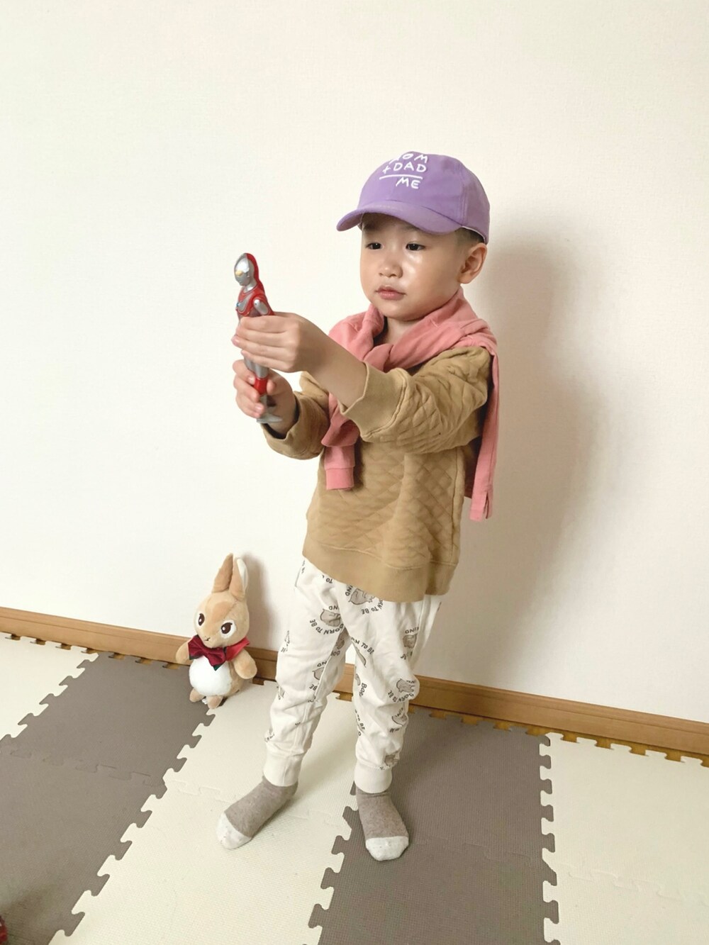 ベージュ系のスウェット、ホワイト系のスウェットパンツ、ピンク系のTシャツ/カットソーを着用したキッズの春コーディネートの2枚目の写真