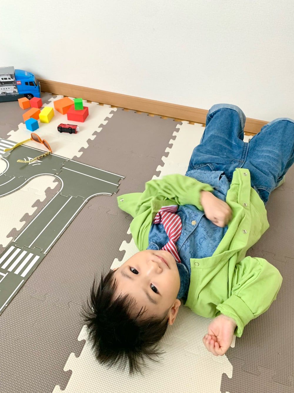 グリーン系のカーディガン/ボレロ、ブルー系のデニムパンツ、ブルー系のシャツ/ブラウスを着用したキッズの春コーディネートの4枚目の写真