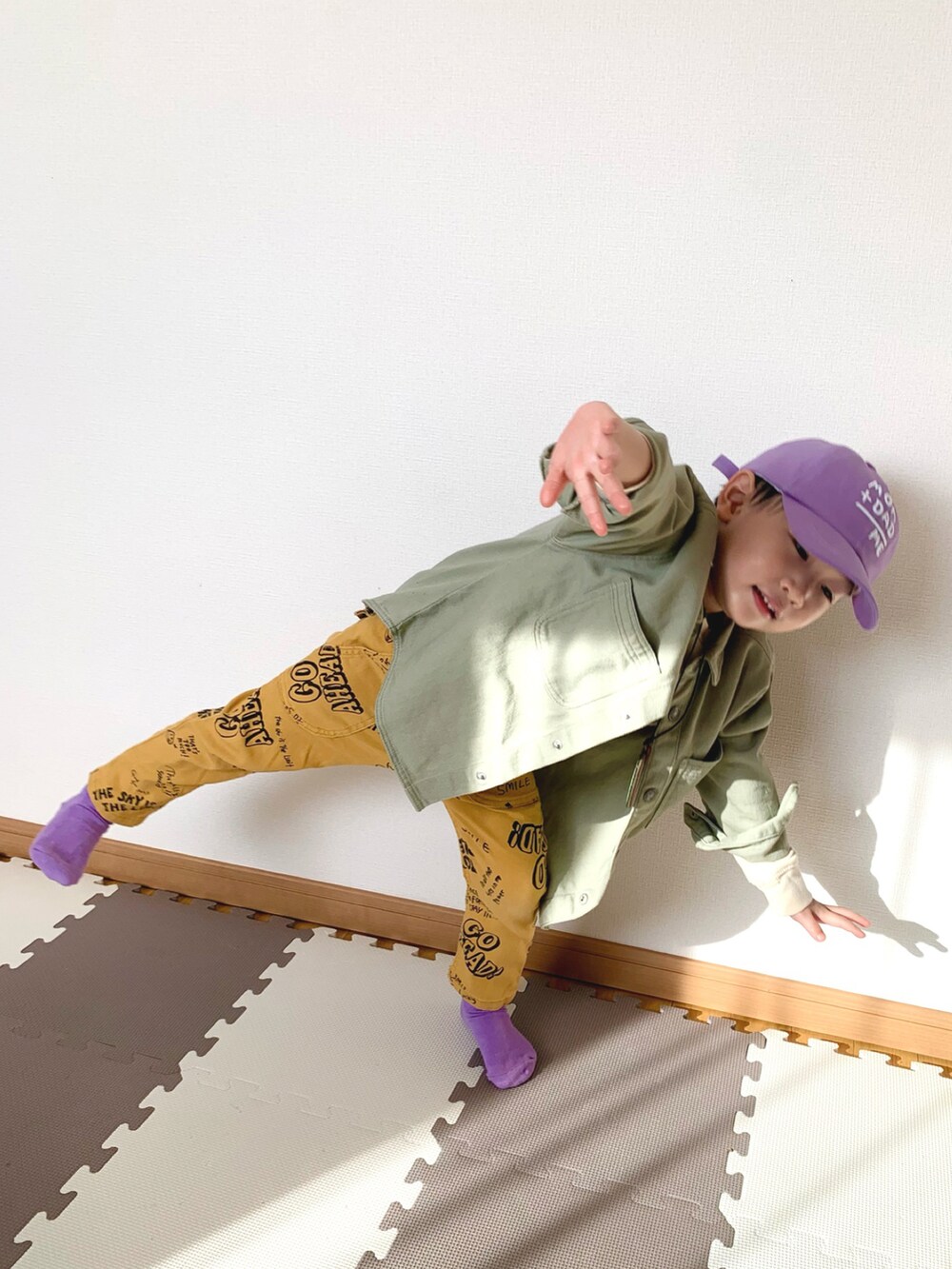 グリーン系のジャケット/アウター、イエロー系のその他パンツ、ホワイト系のTシャツ/カットソーを着用したキッズの春コーディネートの2枚目の写真