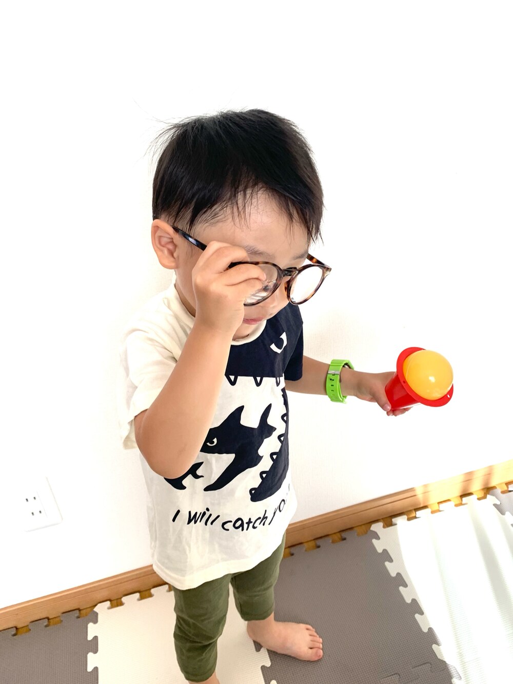 ホワイト系のTシャツ/カットソー、グリーン系のその他パンツ、ブラウン系のメガネを着用したキッズの夏コーディネートの2枚目の写真