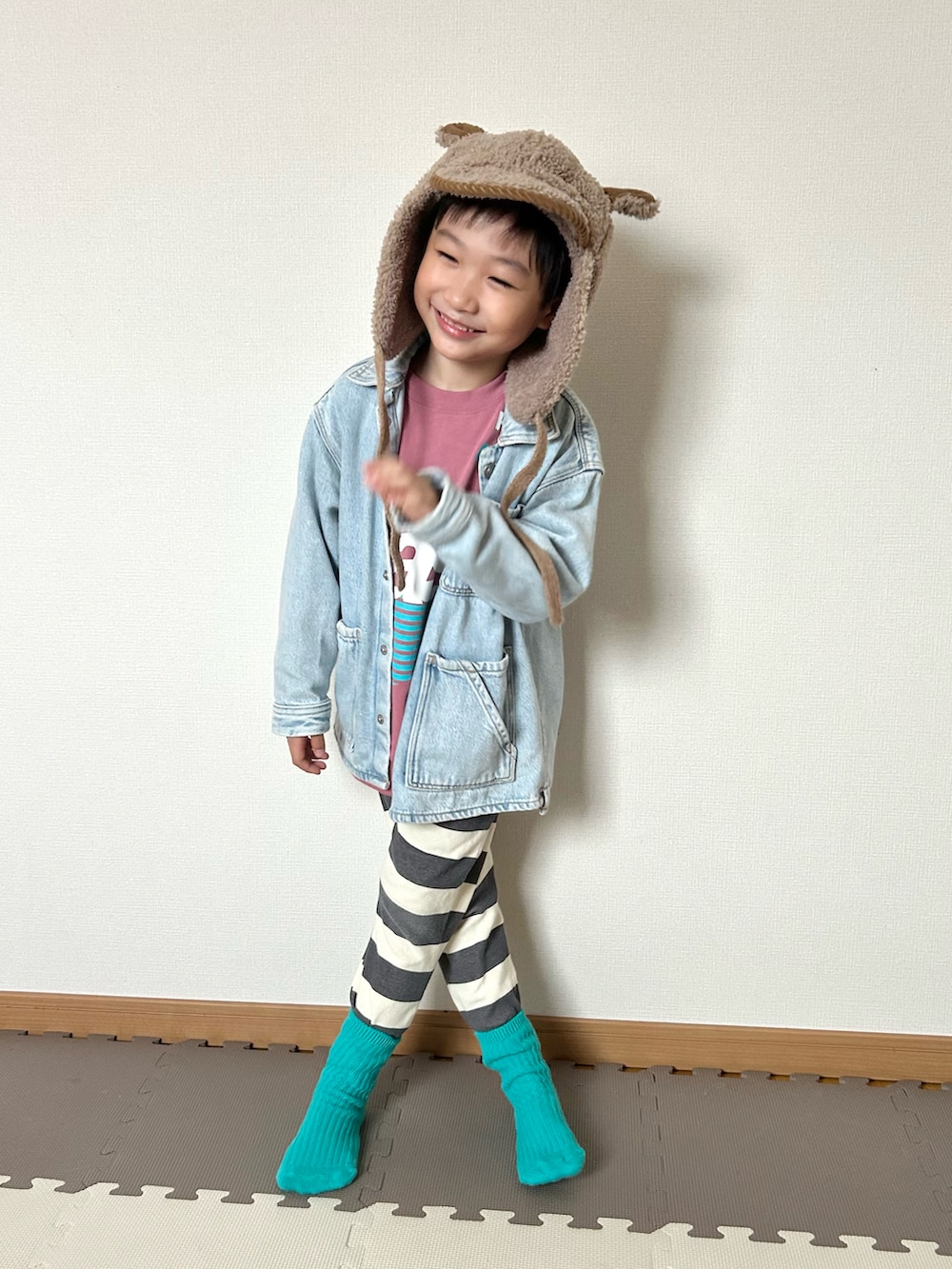 ピンク系のスウェット、グレー系のその他パンツ、グリーン系のソックス/靴下を着用したキッズの秋コーディネートの4枚目の写真