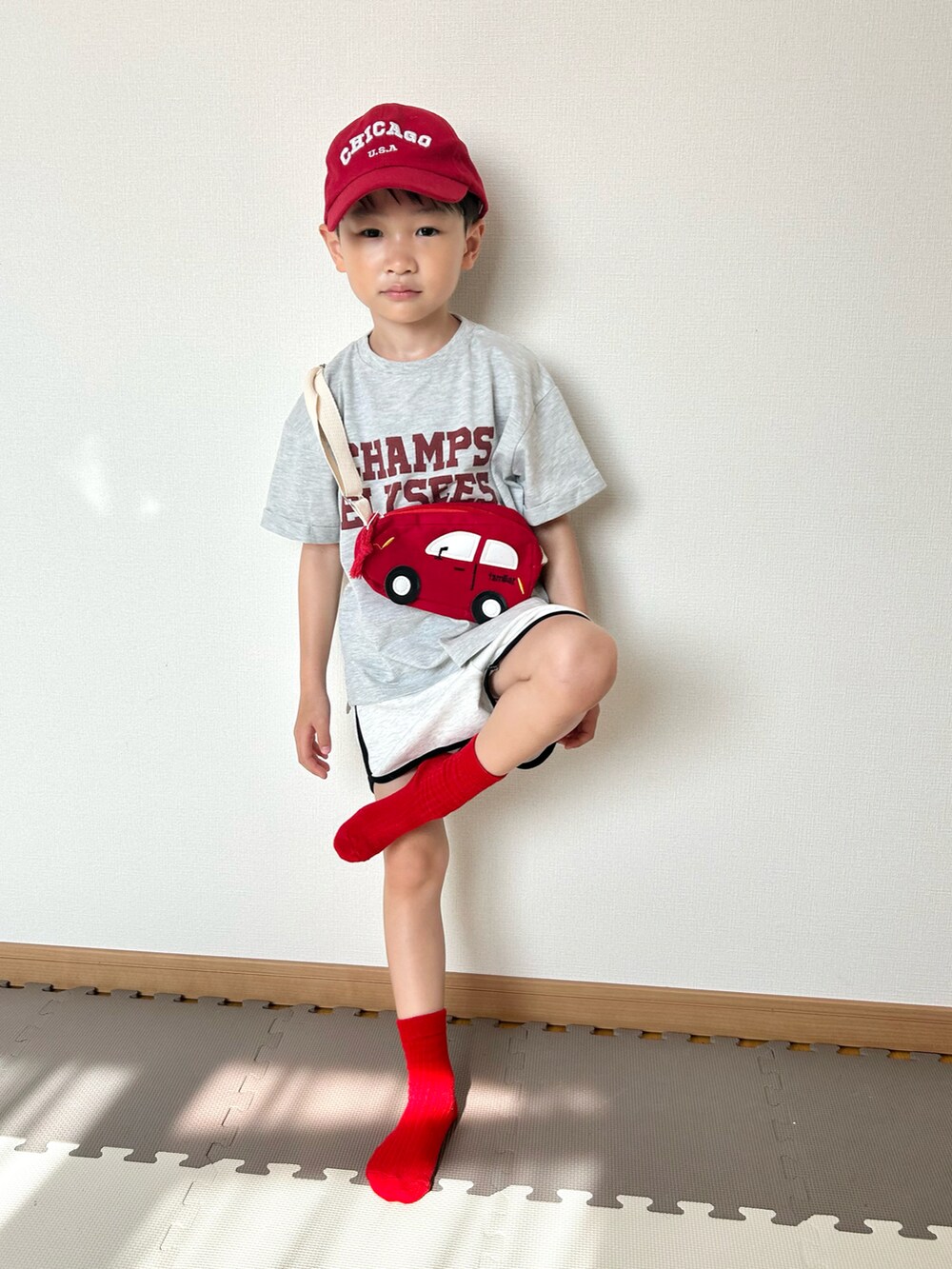 その他のTシャツ/カットソー、グレー系のパンツ、レッド系のショルダーバッグを着用したキッズの夏コーディネートの3枚目の写真