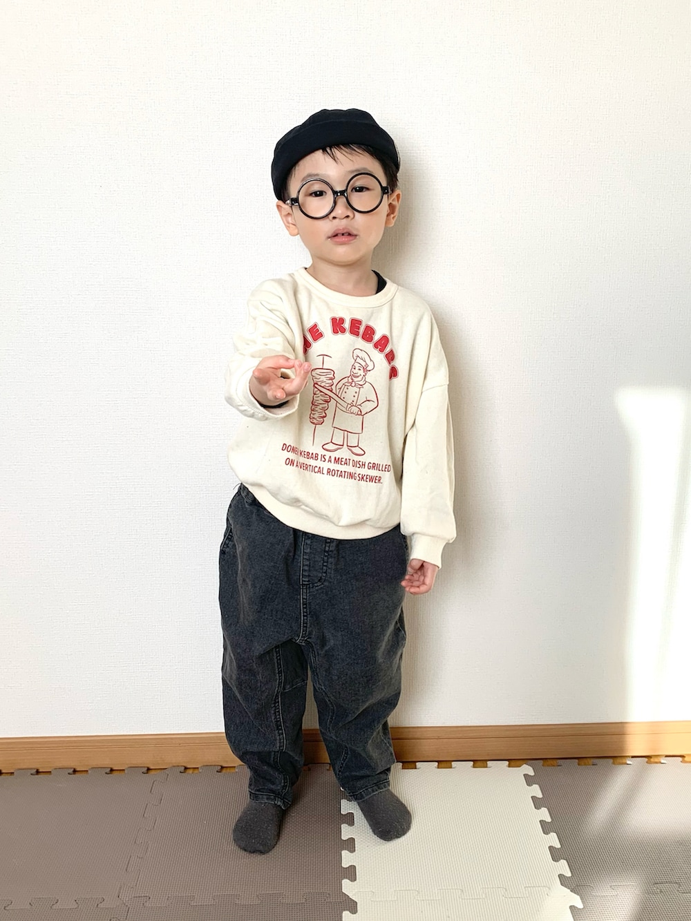 ホワイト系のスウェット、ブラック系のデニムパンツ、その他のソックス/靴下を着用したキッズの春コーディネートの5枚目の写真