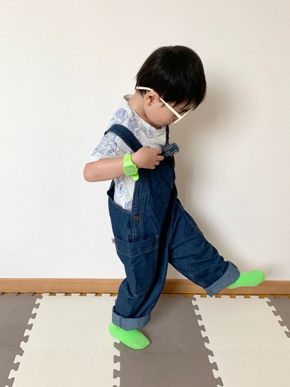 ブルー系のサロペット/オーバーオール、グレー系のTシャツ/カットソー、ホワイト系のサングラスを着用したキッズの春コーディネートの2枚目の写真