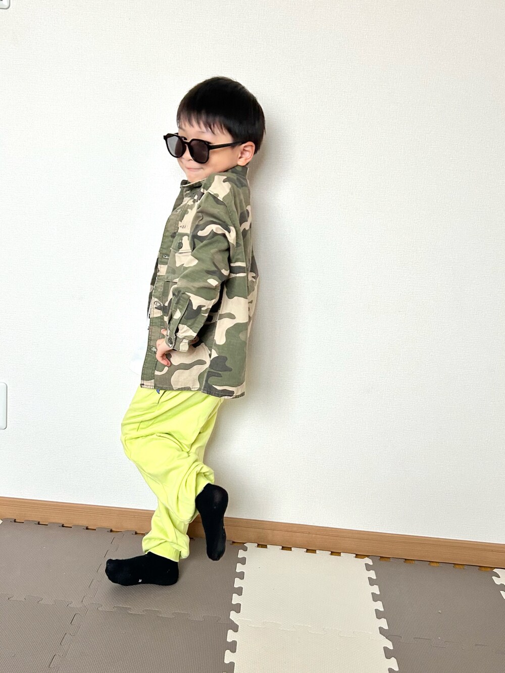 グリーン系のその他パンツ、グリーン系のミリタリージャケット、ホワイト系のTシャツ/カットソーを着用したキッズの秋コーディネートの4枚目の写真