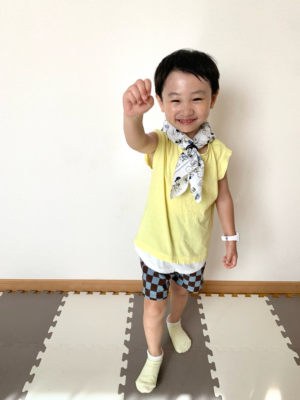 「キッズコーデ、タンクトップ、キッズファッション、おしゃれさんと繋がりたい、ハーフパンツ、3歳、男の子、バンダナ、ショートパンツ」｜「西松屋のアイテム（タンクトップ、イエロー系）」を使った、Genさん（キッズ・100cm）の夏コーディネートの3枚目の写真