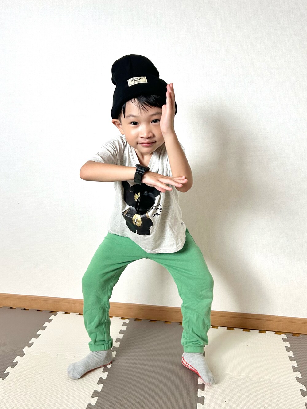 グリーン系のスウェットパンツ、グレー系のTシャツ/カットソー、ブラック系のサングラスを着用したキッズの秋コーディネートの5枚目の写真