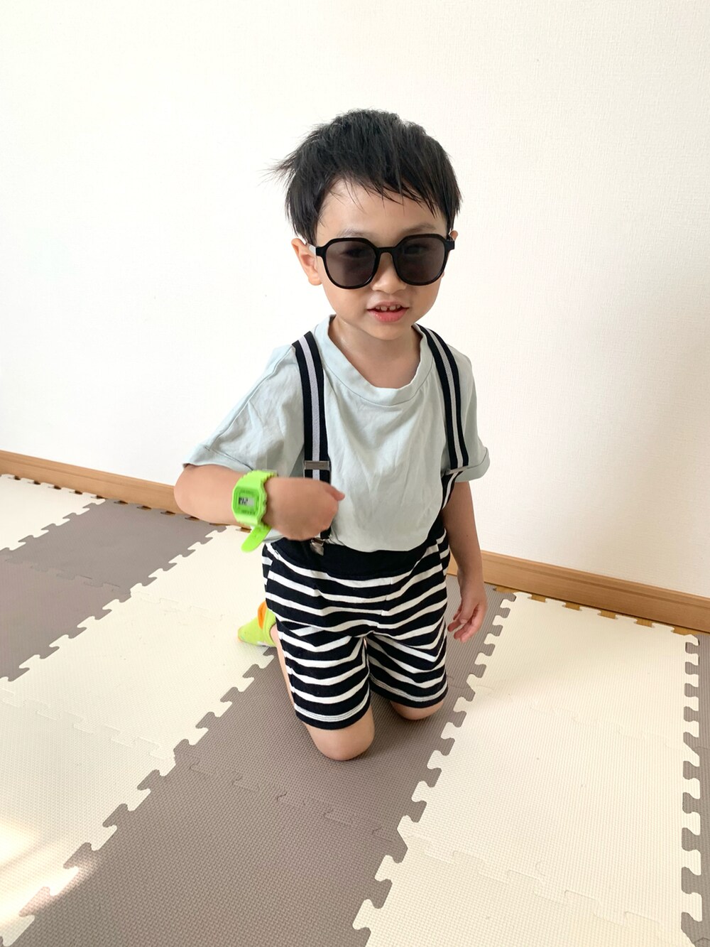 グリーン系のTシャツ/カットソー、ブラック系のスウェットパンツ、グリーン系のソックス/靴下を着用したキッズの夏コーディネートの2枚目の写真