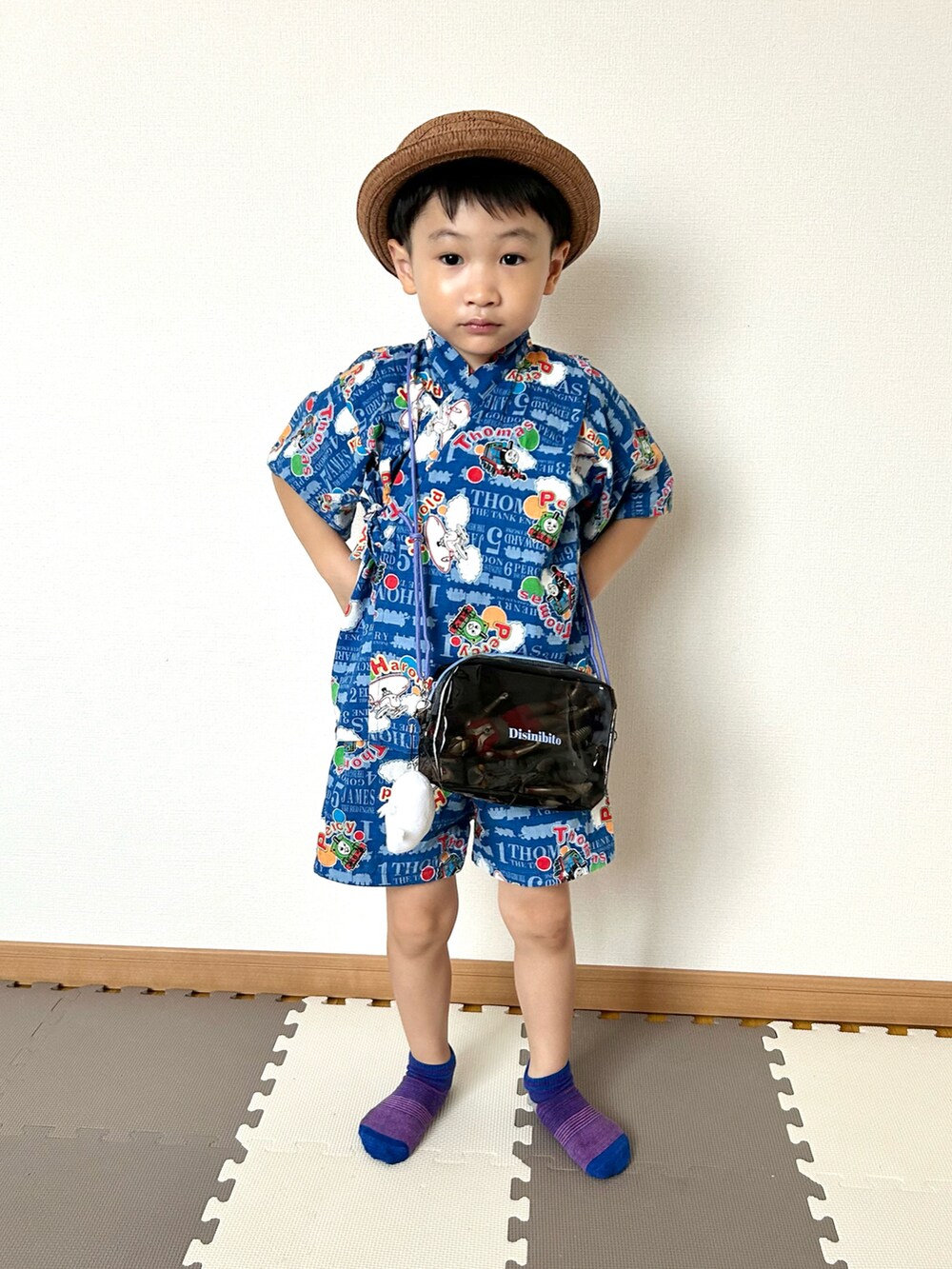 ブラック系のショルダーバッグ、ブラウン系のハット、ブルー系の浴衣を着用したキッズの夏コーディネートの4枚目の写真