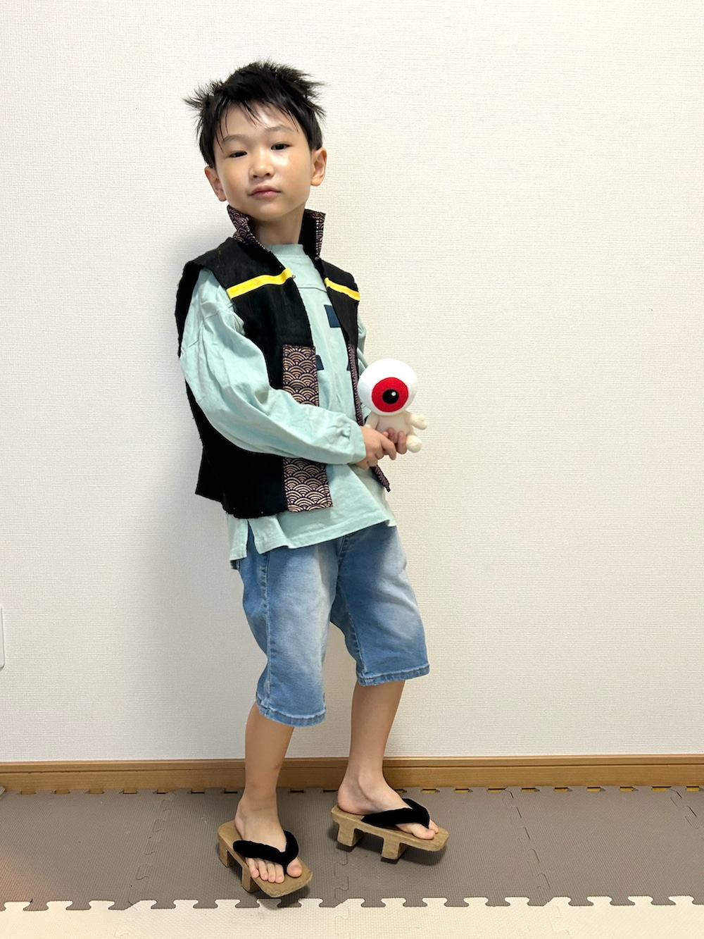 ブルー系のTシャツ/カットソー、ブルー系のデニムパンツ、ブラック系のフォーマルスーツ/小物を着用したキッズの冬コーディネートの3枚目の写真