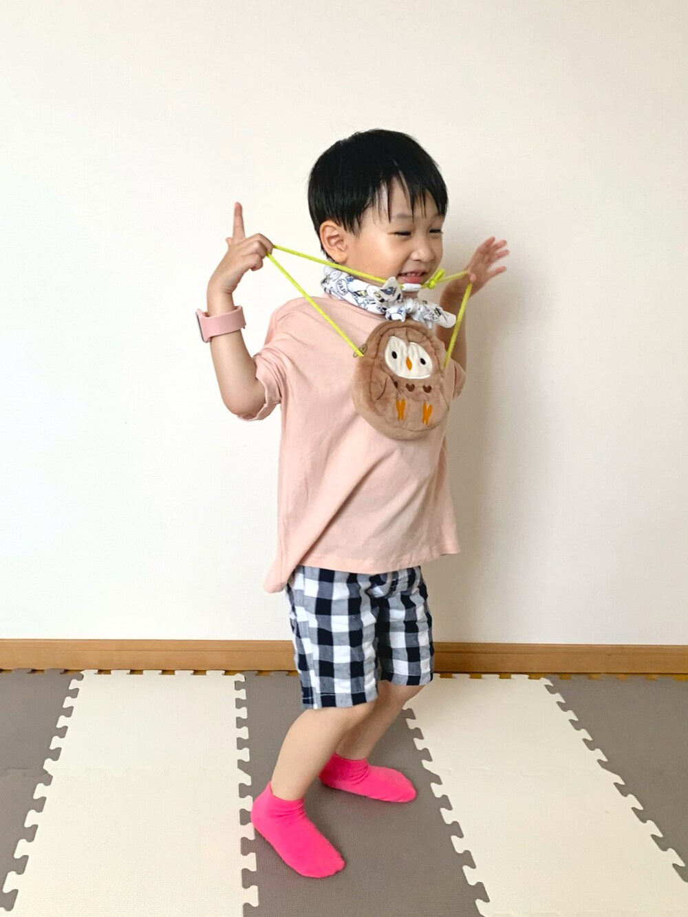 ピンク系のTシャツ/カットソー、ベージュ系のショルダーバッグ、ブルー系のパンツを着用したキッズの夏コーディネートの3枚目の写真