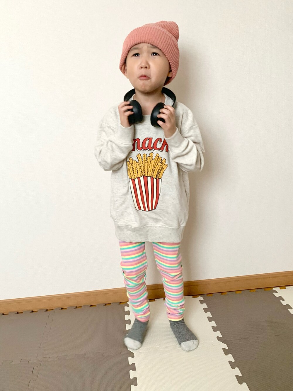その他のスウェット、ピンク系のパンツ、ピンク系のニットキャップ/ビーニーを着用したキッズの春コーディネートの5枚目の写真