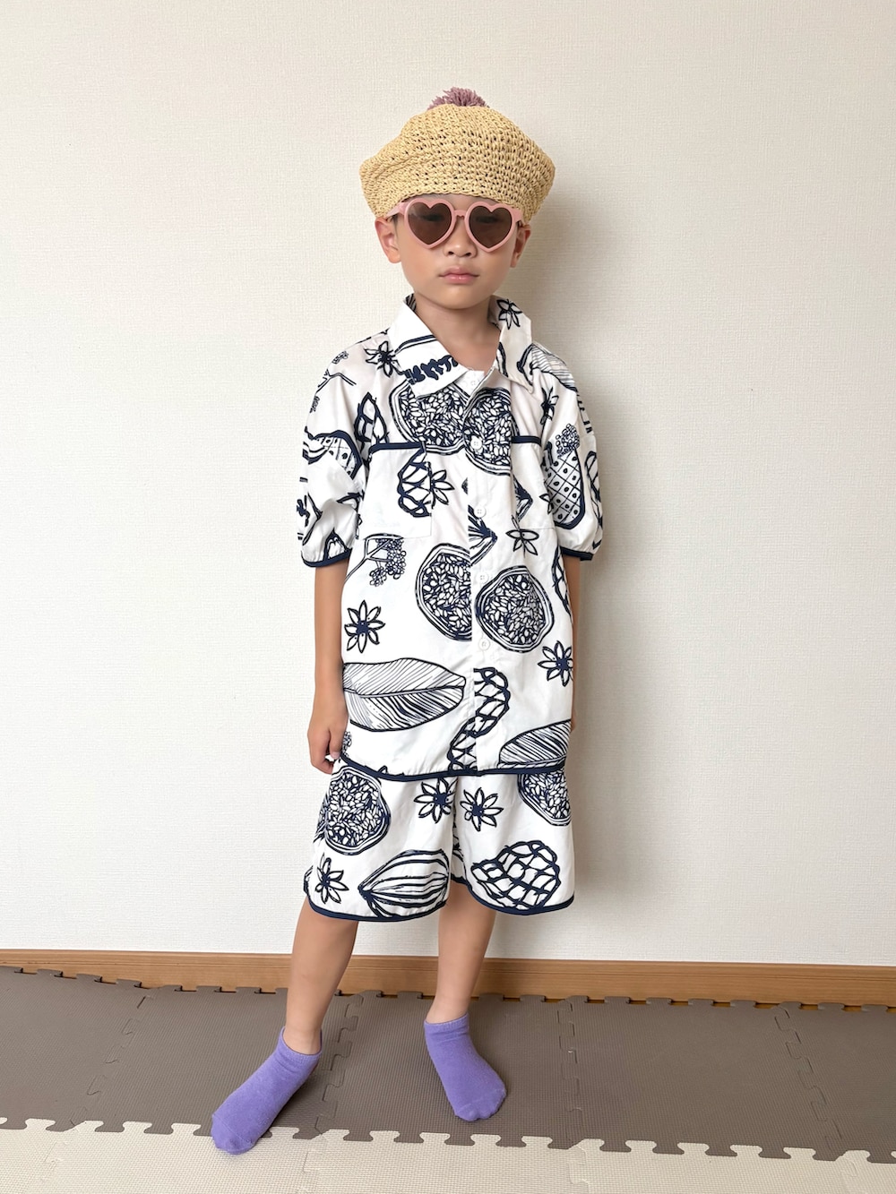 ホワイト系のシャツ/ブラウス、ピンク系のサングラス、ベージュ系の帽子を着用したキッズの夏コーディネートの3枚目の写真