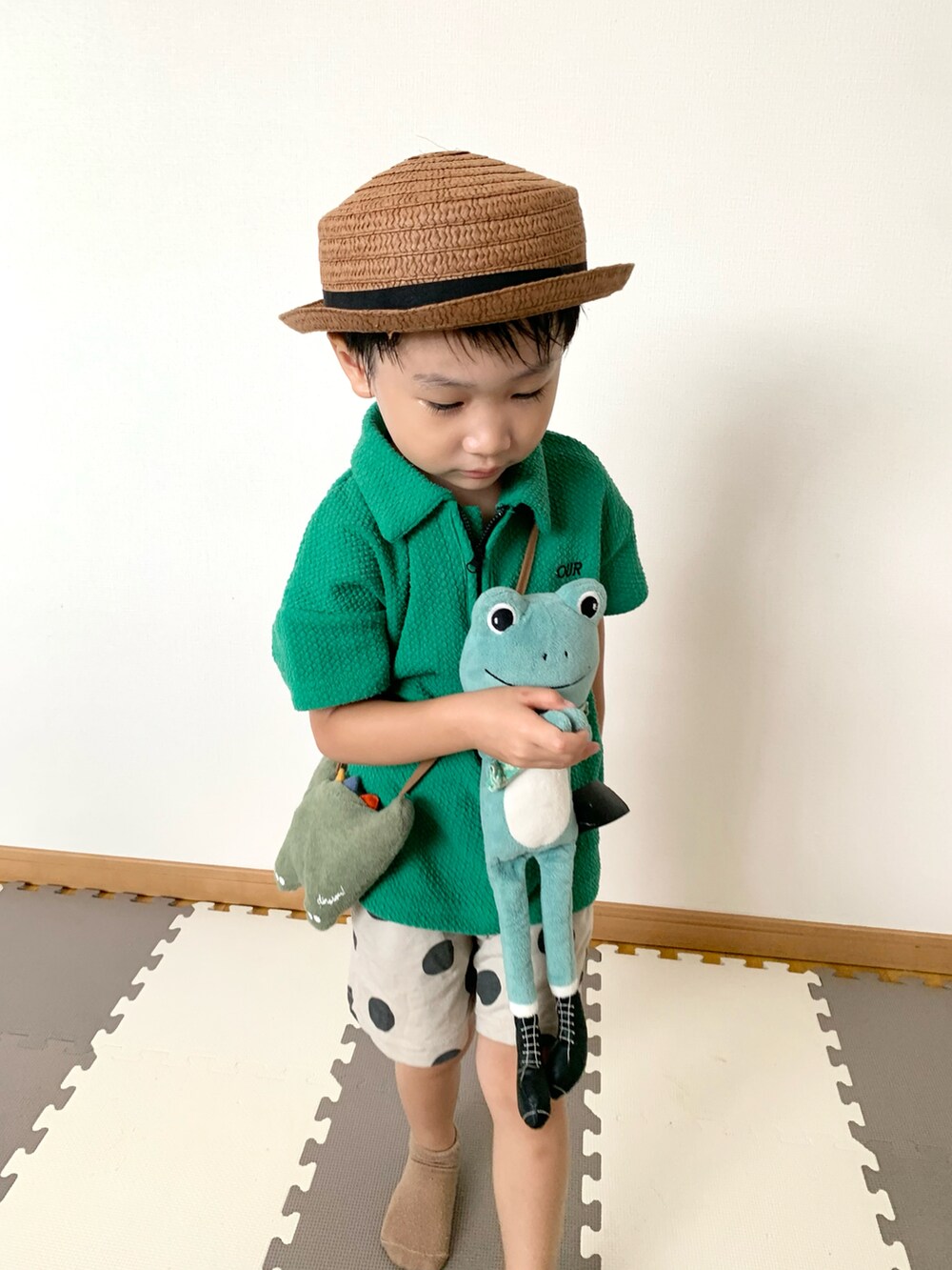 グリーン系のパンツ、ホワイト系のその他パンツ、グリーン系のショルダーバッグを着用したキッズの夏コーディネートの4枚目の写真