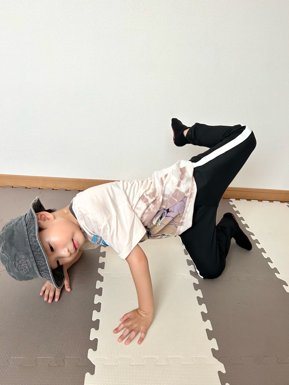 ピンク系のTシャツ/カットソー、ブラック系のその他パンツ、ブラック系のハットを着用したキッズの夏コーディネートの3枚目の写真