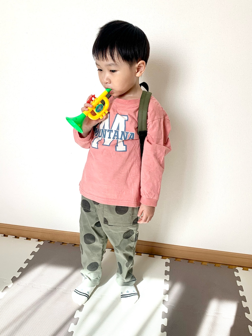 ピンク系のTシャツ/カットソー、グリーン系のその他パンツ、グリーン系のバックパック/リュックを着用したキッズの春コーディネートの4枚目の写真