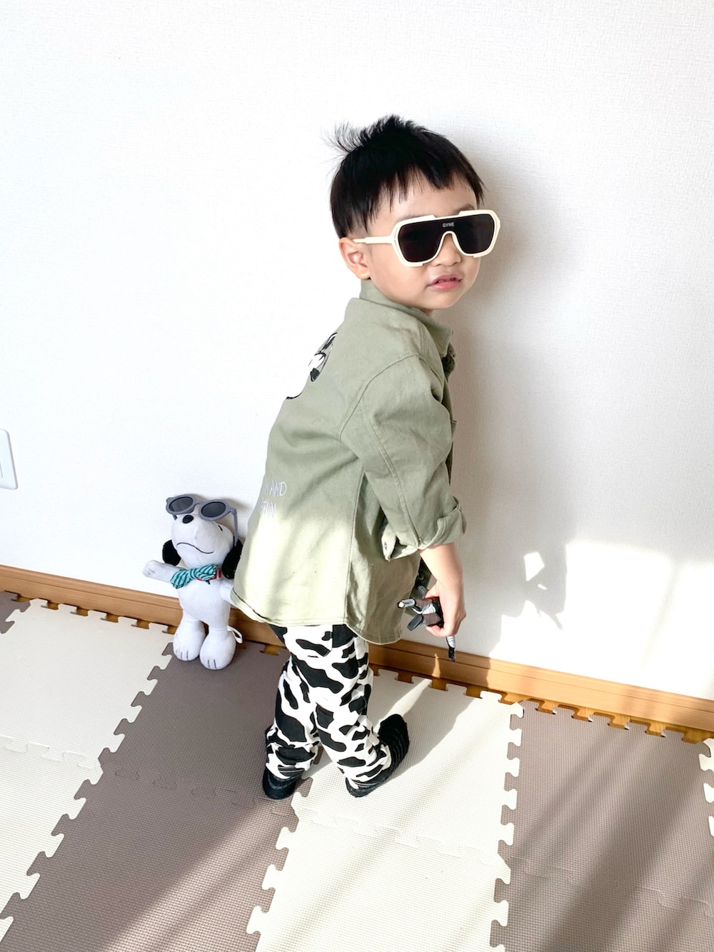 グレー系のTシャツ/カットソー、ホワイト系のその他パンツ、グリーン系のジャケット/アウターを着用したキッズの春コーディネートの4枚目の写真
