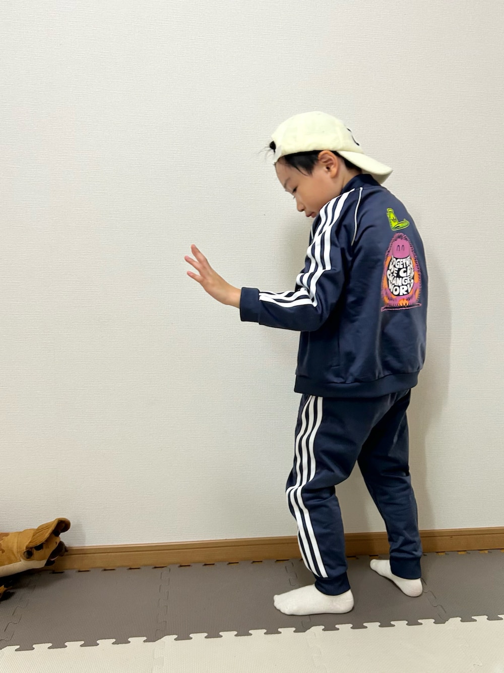 ホワイト系のTシャツ/カットソー、ブルー系のジャケット/アウター、ブルー系のパンツを着用したキッズの秋コーディネートの3枚目の写真