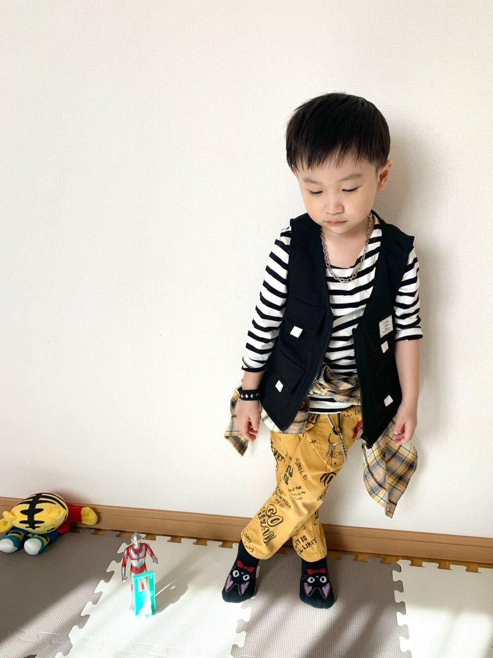 ブラック系のベスト、ホワイト系のTシャツ/カットソー、イエロー系のその他パンツを着用したキッズの春コーディネートの5枚目の写真