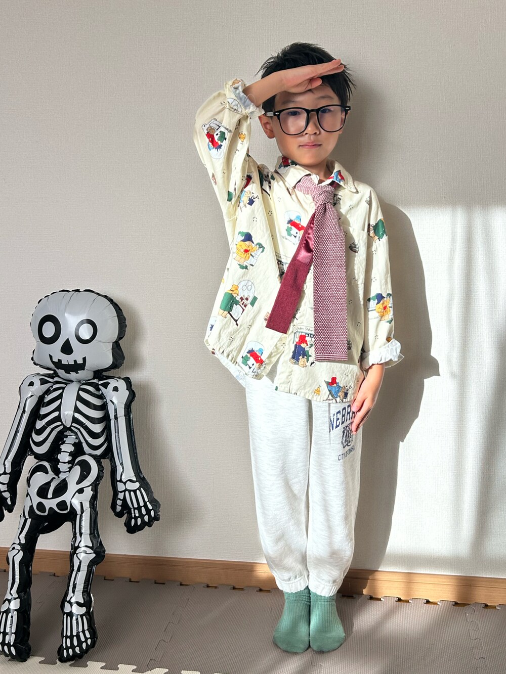 ベージュ系のシャツ/ブラウス、グレー系のスウェットパンツ、レッド系のネクタイを着用したキッズの秋コーディネートの2枚目の写真