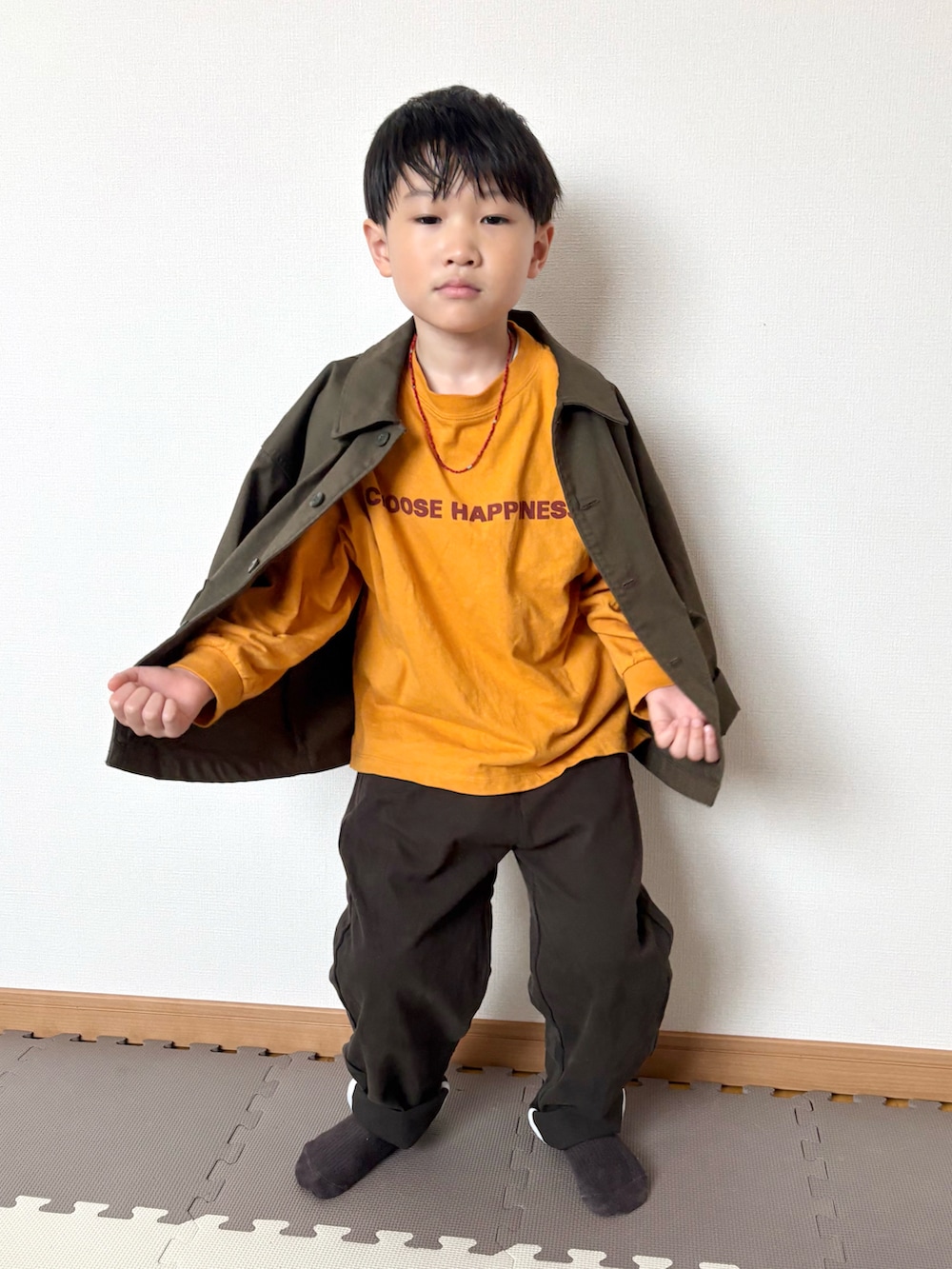 イエロー系のTシャツ/カットソー、グリーン系のジャケット/アウター、ブラウン系のチノパンツを着用したキッズの春コーディネートの4枚目の写真