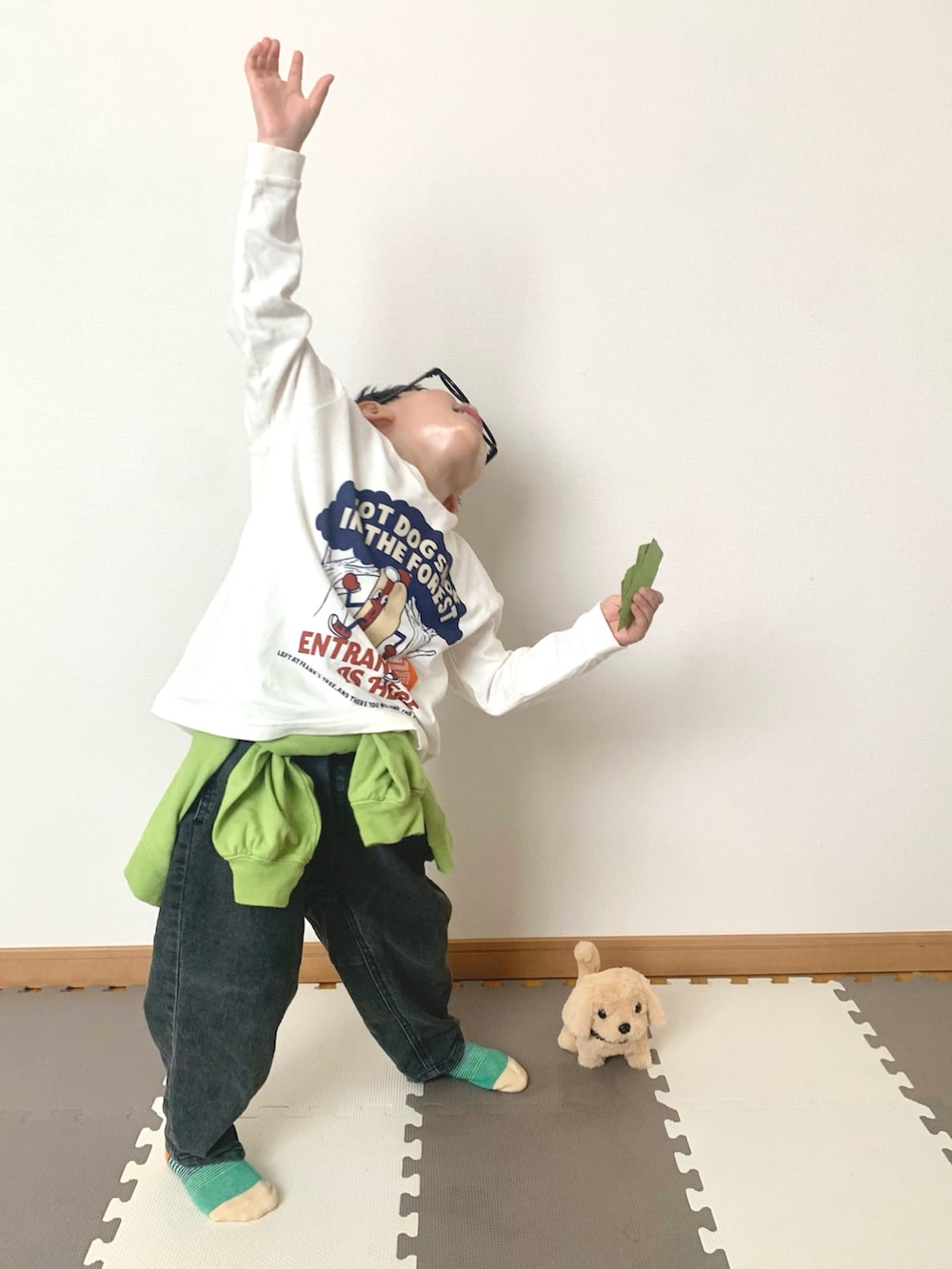 ホワイト系のTシャツ/カットソー、ブラック系のデニムパンツ、グリーン系のカーディガン/ボレロを着用したキッズの春コーディネートの5枚目の写真