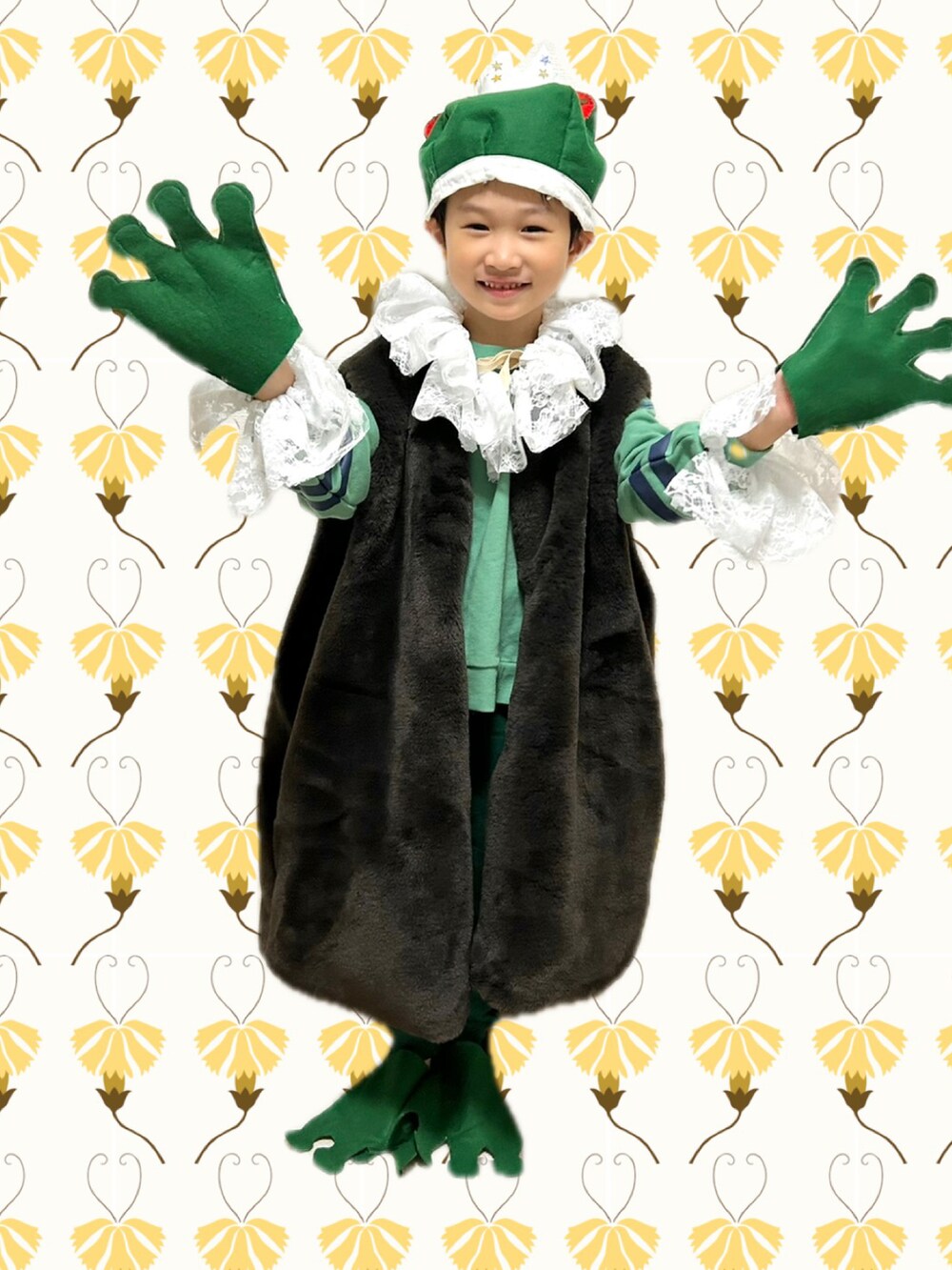 ブラウン系のベスト、グリーン系のスウェット、ホワイト系のスウェットパンツを着用したキッズの冬コーディネートの2枚目の写真