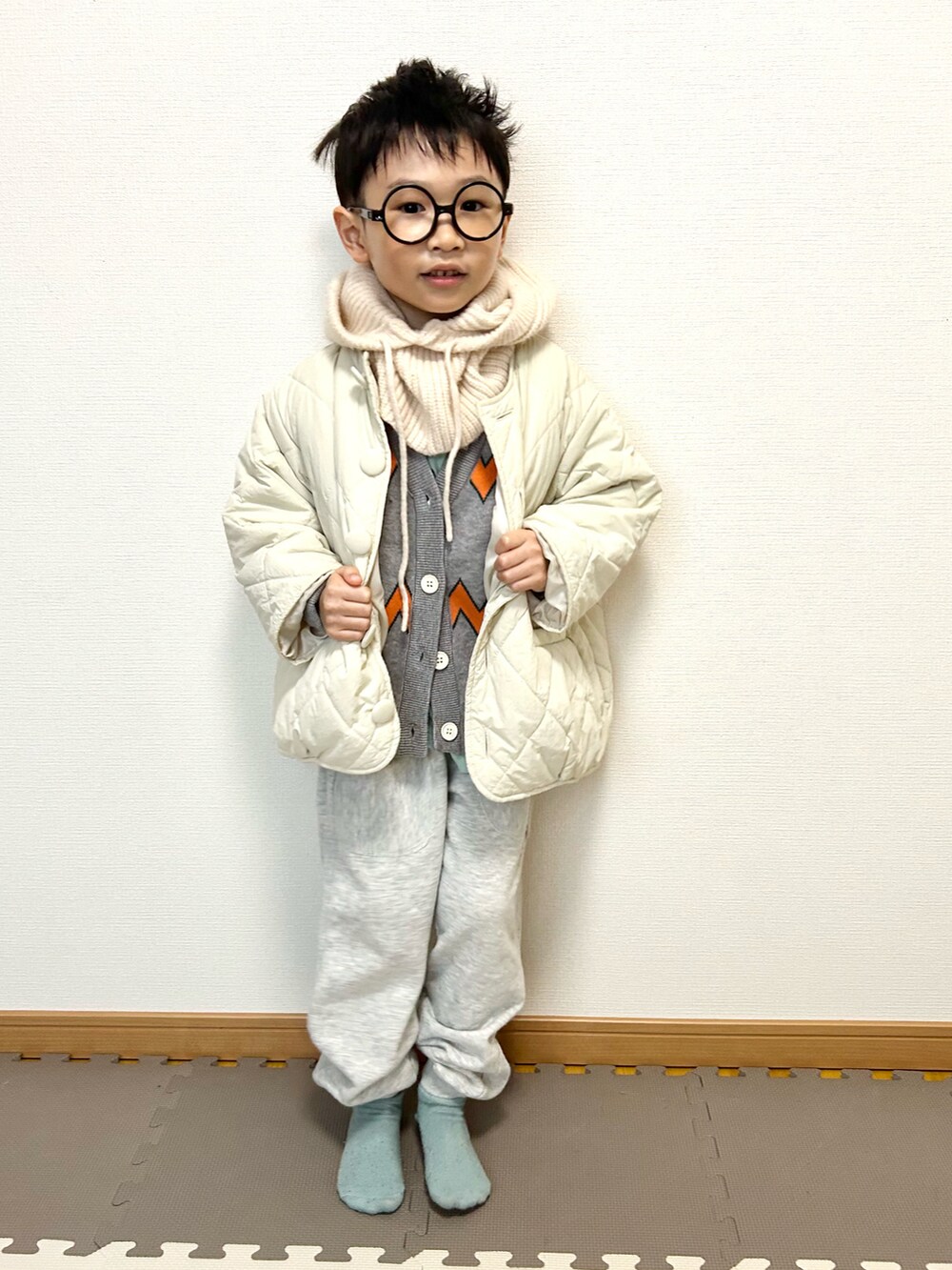 グレー系のカーディガン/ボレロ、ブルー系のTシャツ/カットソー、グレー系のスウェットパンツを着用したキッズの冬コーディネートの4枚目の写真