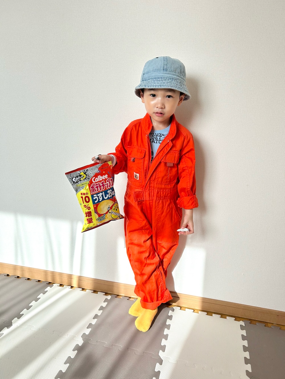 オレンジ系のつなぎ/オールインワン、ブルー系のTシャツ/カットソー、オレンジ系のその他を着用したキッズの春コーディネートの5枚目の写真