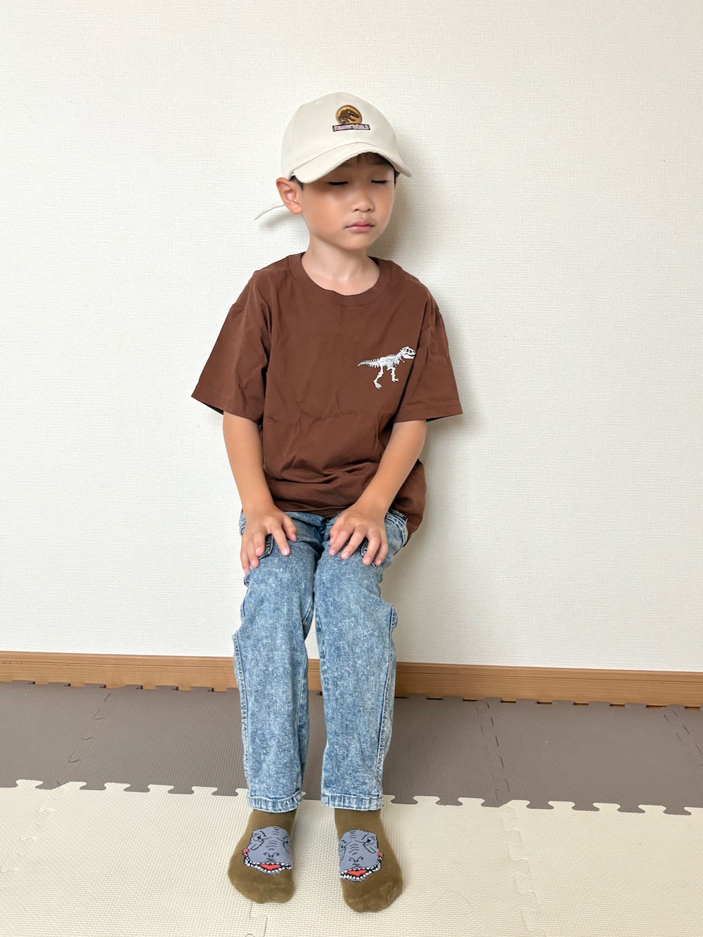 ブラウン系のTシャツ/カットソー、ブルー系のパンツ、ベージュ系のソックス/靴下を着用したキッズの秋コーディネートの3枚目の写真