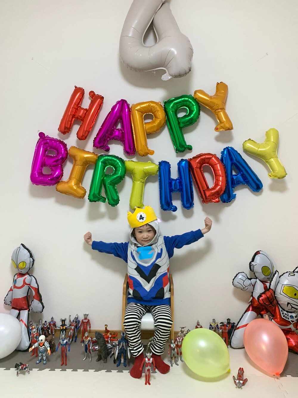 ブルー系のパーカー、ホワイト系のパンツ、その他のその他を着用したキッズの冬コーディネートの3枚目の写真