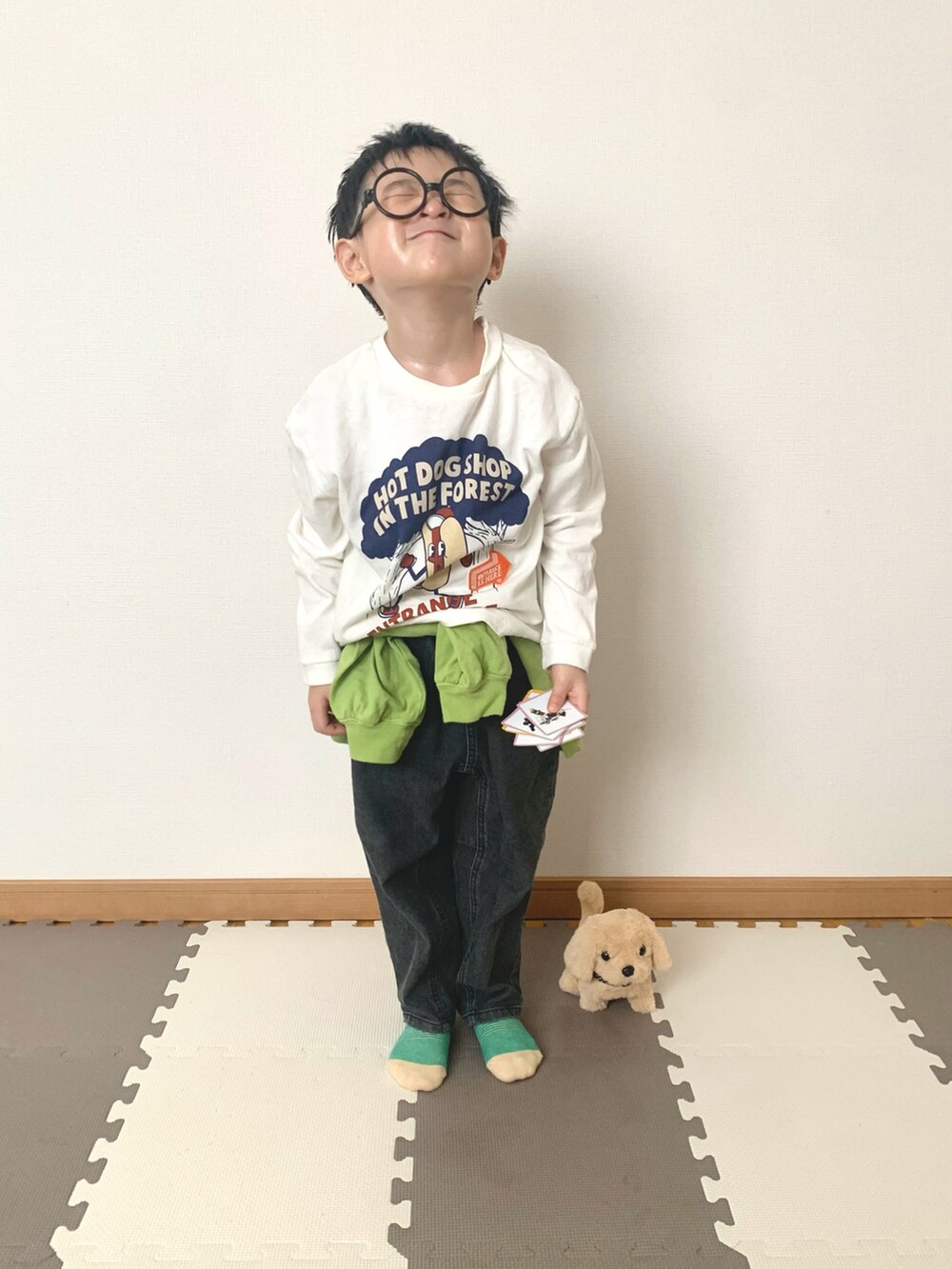 ホワイト系のTシャツ/カットソー、ブラック系のデニムパンツ、グリーン系のカーディガン/ボレロを着用したキッズの春コーディネートの4枚目の写真