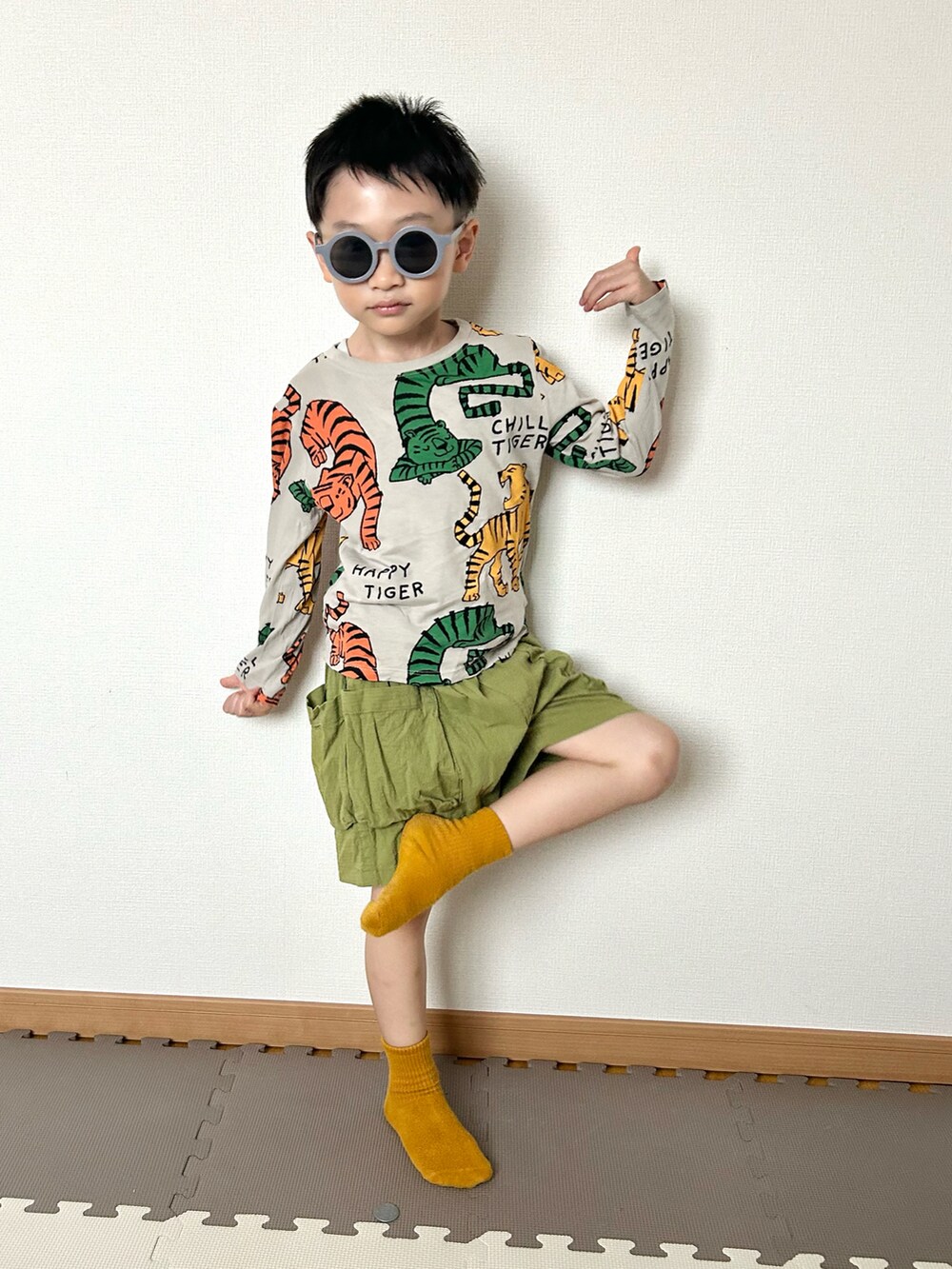 グリーン系のその他パンツ、その他のTシャツ/カットソー、グレー系のサングラスを着用したキッズの春コーディネートの2枚目の写真