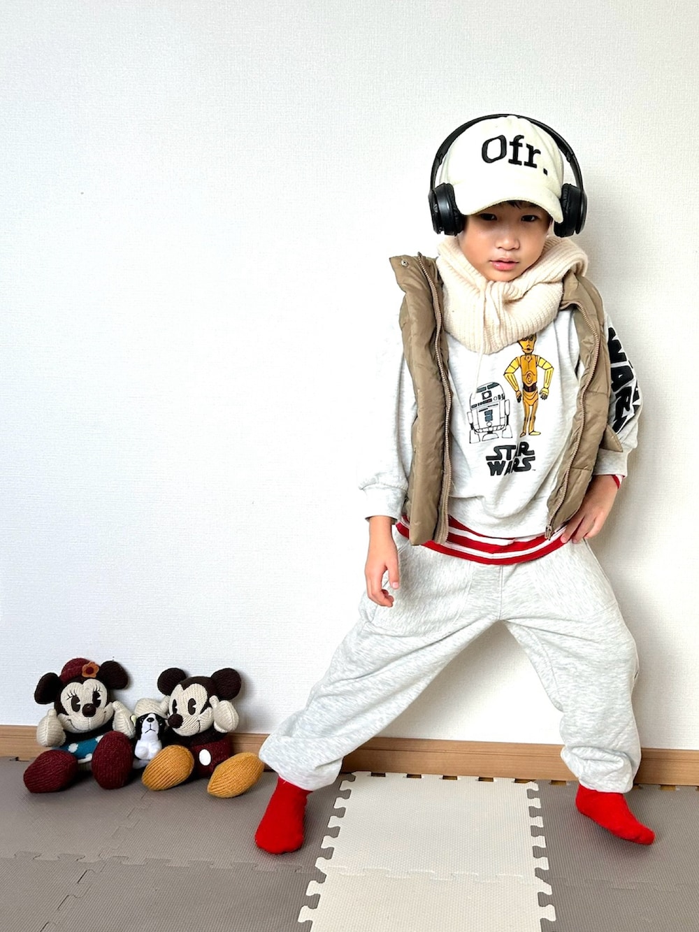 グレー系のスウェットパンツ、レッド系のTシャツ/カットソー、グレー系のスウェットを着用したキッズの秋コーディネートの5枚目の写真