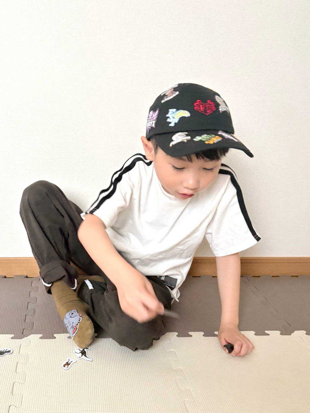 ホワイト系のTシャツ/カットソー、ブラウン系のチノパンツ、ベージュ系のソックス/靴下を着用したキッズの夏コーディネートの3枚目の写真
