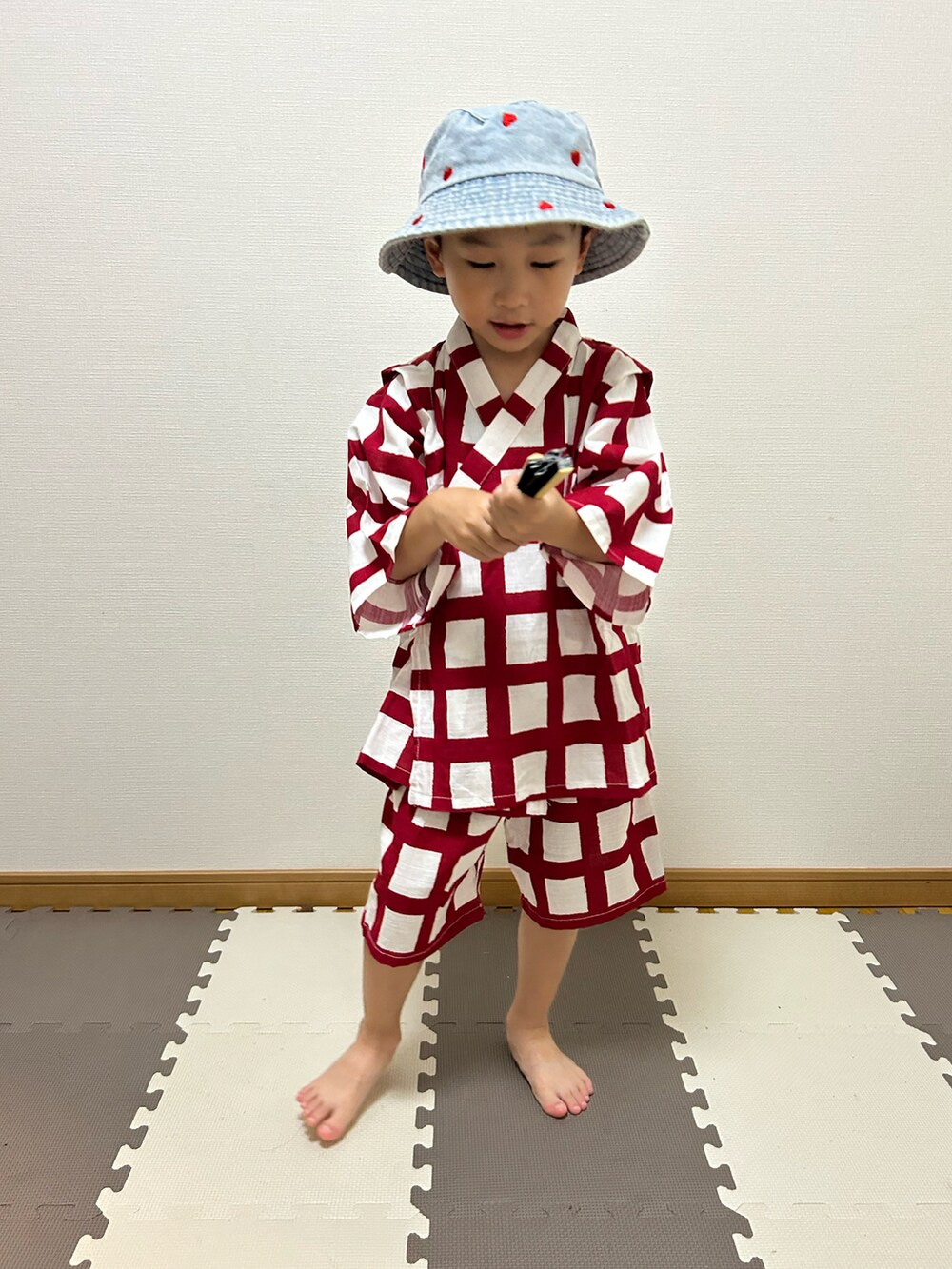 ブルー系のハット、レッド系の浴衣、レッド系のおもちゃを着用したキッズの夏コーディネートの3枚目の写真