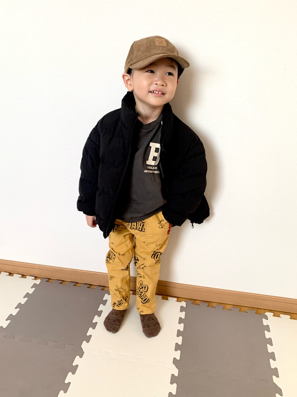 イエロー系のその他パンツ、グレー系のスウェット、ブラック系のブルゾンを着用したキッズの冬コーディネートの2枚目の写真