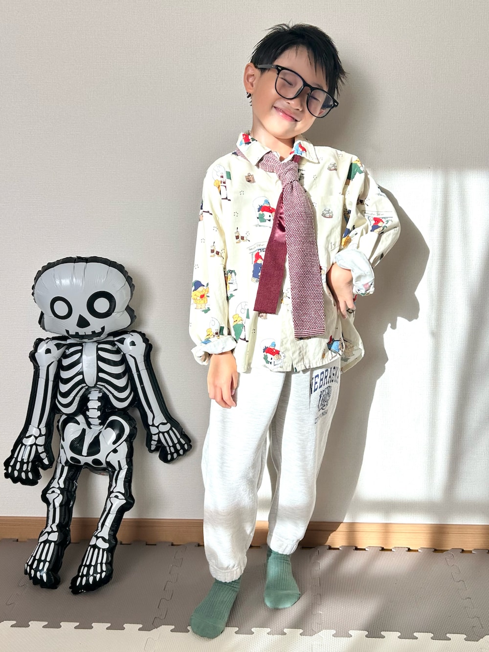 ベージュ系のシャツ/ブラウス、グレー系のスウェットパンツ、レッド系のネクタイを着用したキッズの秋コーディネートの3枚目の写真